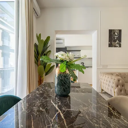 Aristocrat Chiaia Bridge Apartment *