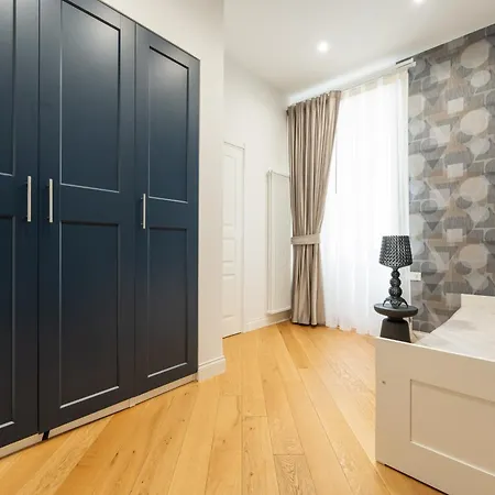 Aristocrat Chiaia Bridge Apartment Naples